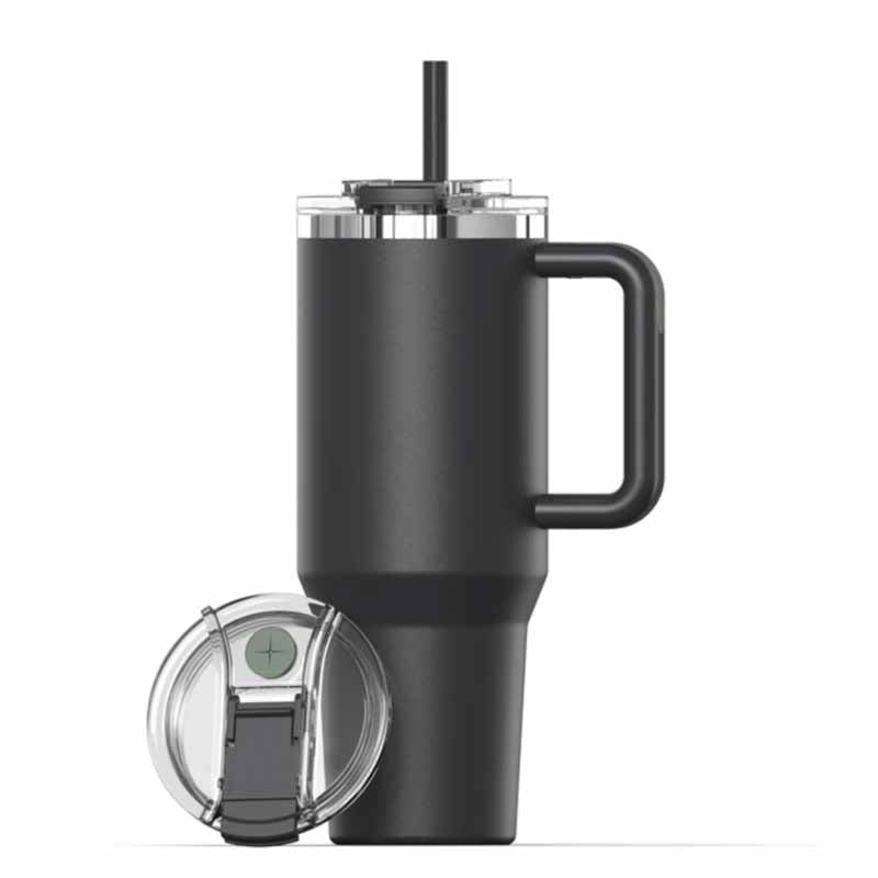 Vaso térmico negro mate con asa y sorbete, tapa transparente incluida.
