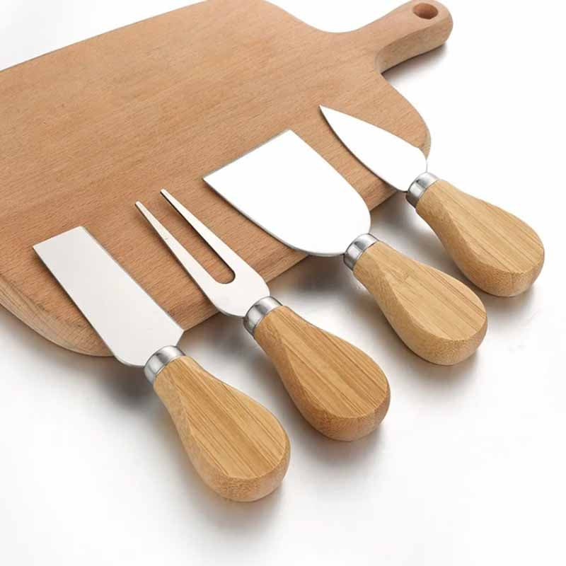 Set de 4 cuchillos para queso con mango de madera de bambú sobre tabla de picar - Guay Buby