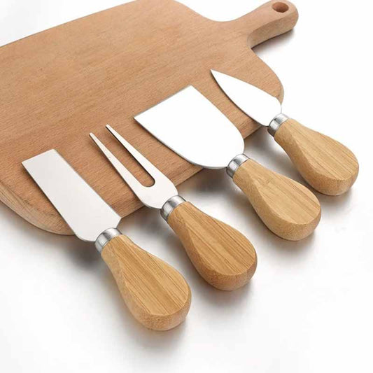 Set de 4 cuchillos para queso con mango de madera de bambú sobre tabla de picar - Guay Buby